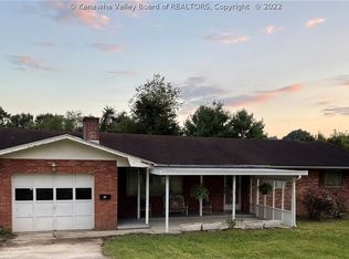 121 Mountaineer Dr, Scott Depot, WV 25560