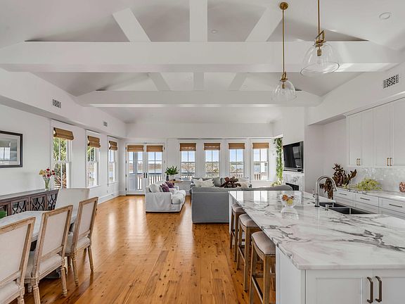 3rd image of 904 Middle St