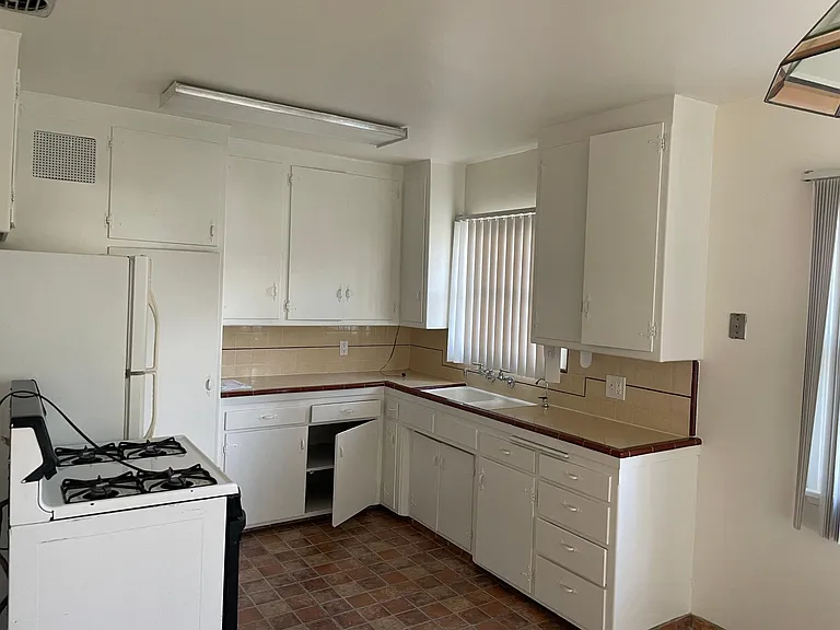 14722 Magnolia Blvd #4 — Photo 11
