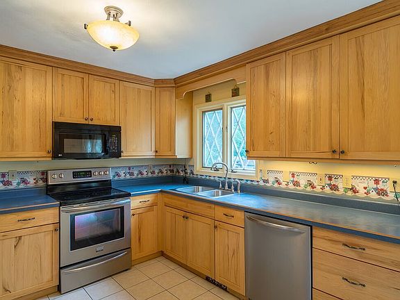 4th image of 719 Greenwood Ct