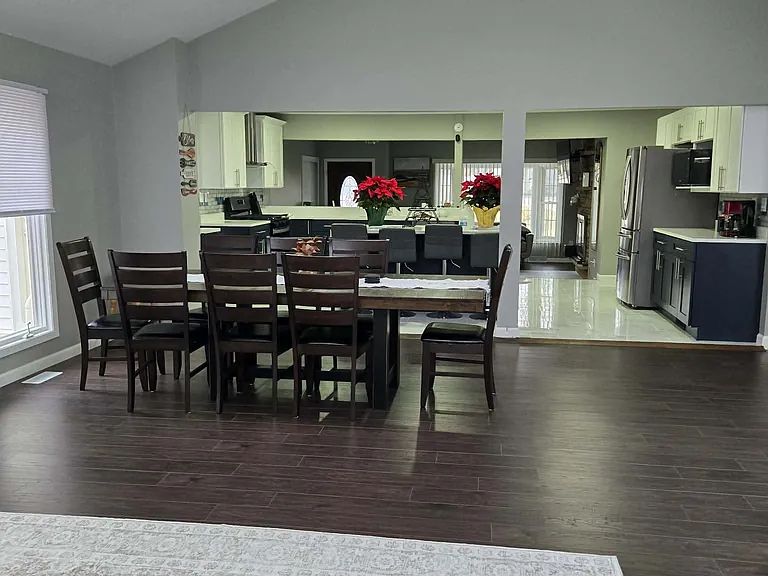 2302 Greenbriar Ln — Photo 8