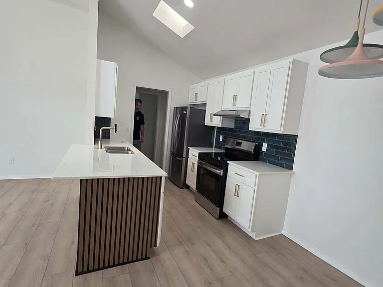 2307 N Lincoln Ave — Photo 7