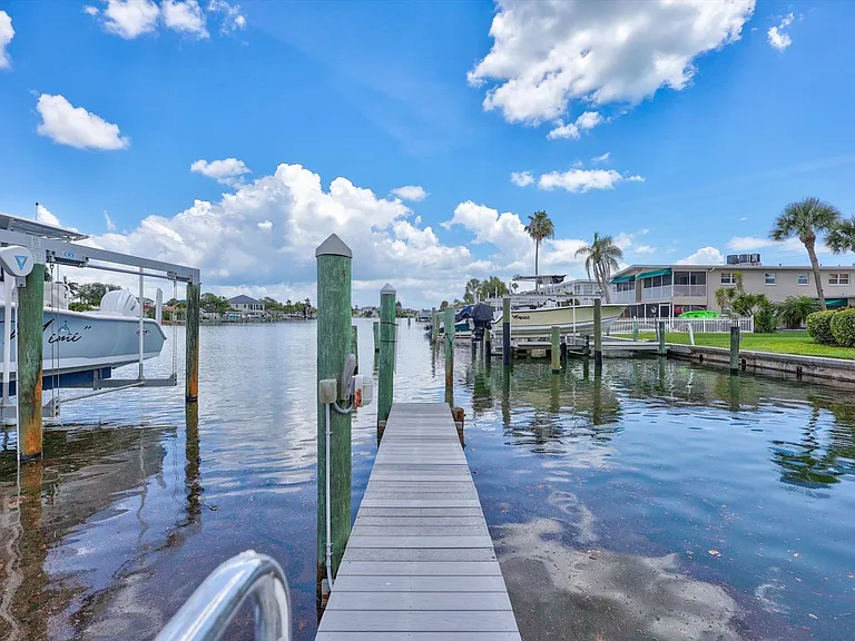 325 Capri Blvd — Photo 35