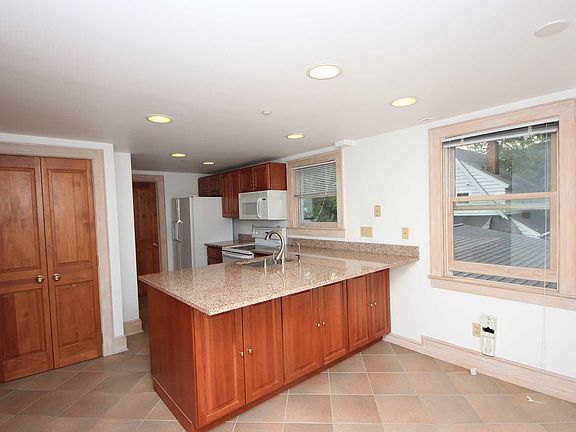 Renovated EIK w/ granite