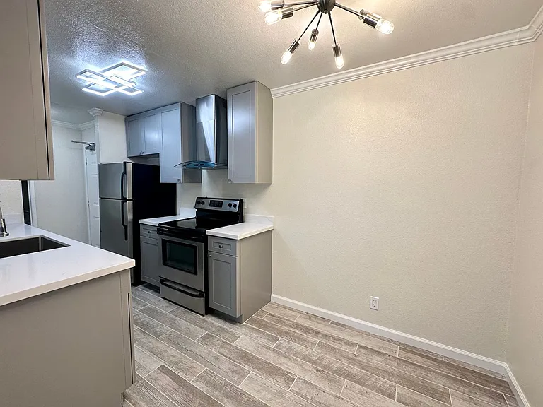 300 Monterey Blvd — Photo 7