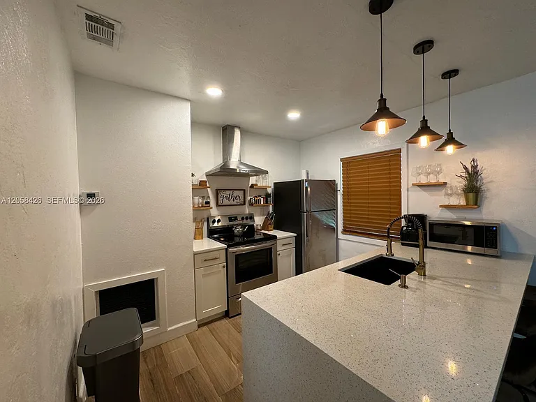 207 SW 11th St — Photo 3