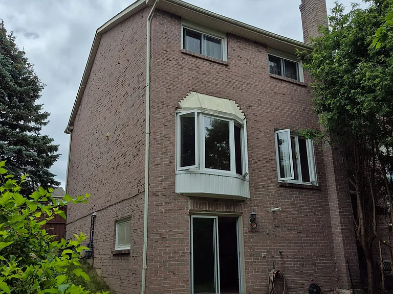 77 Colleen St — Photo 32
