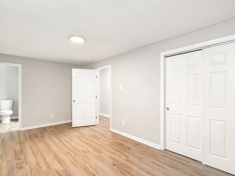 841 Farragut Ave — Photo 8