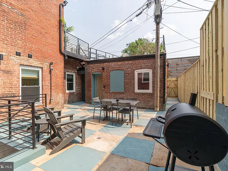 711 G St SE — Photo 44