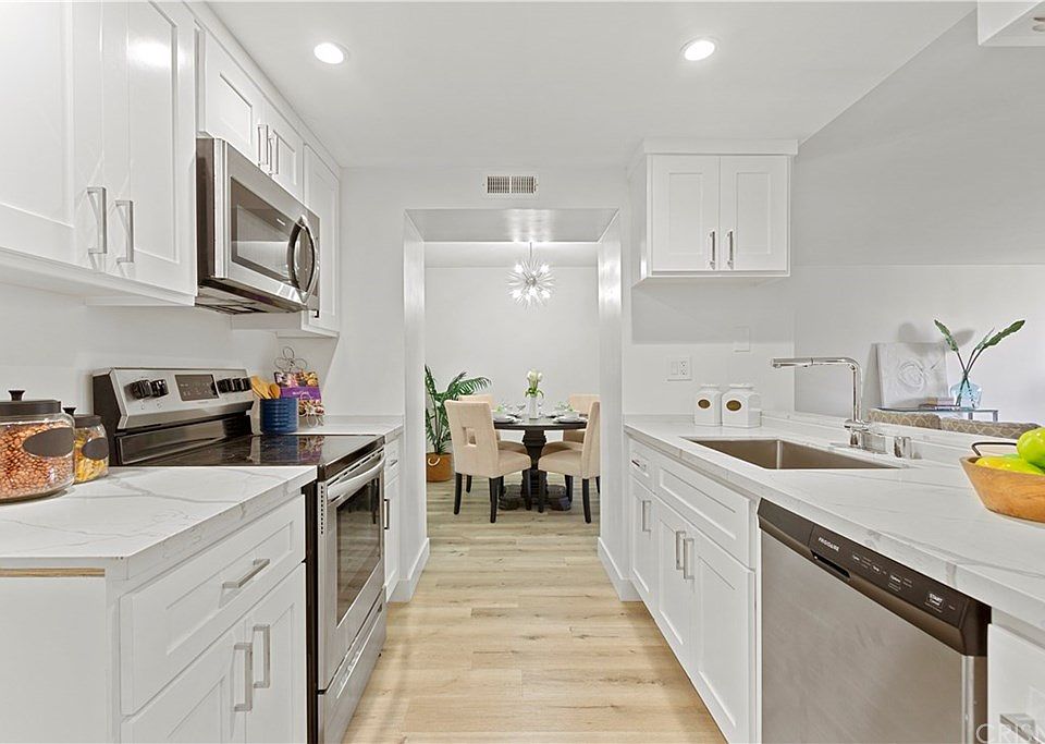1st image of 600 W 9th St APT 1104