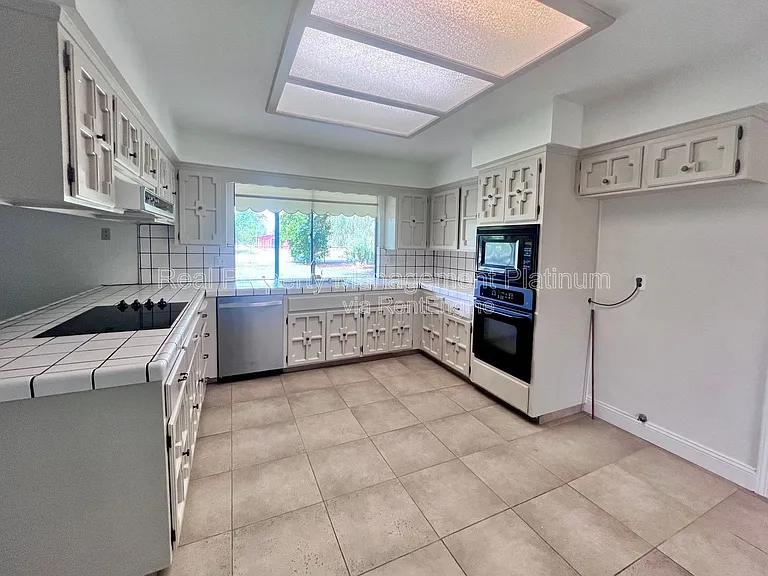 9193 N Fowler Ave — Photo 2