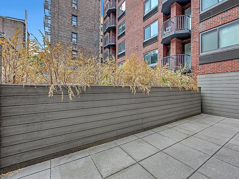 101 W 15th St #106 — Photo 8