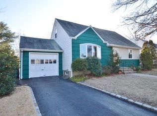 46 Woodhollow Rd, Albertson, NY 11507