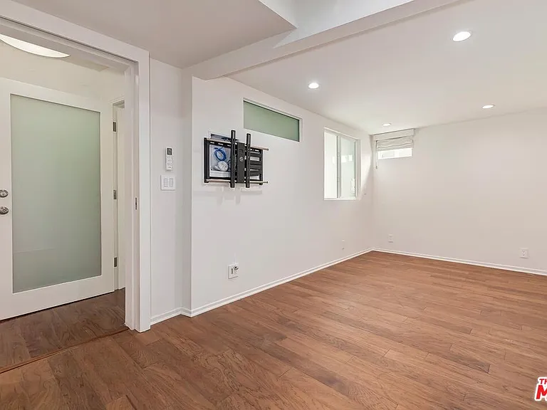 609 N Doheny Dr #D — Photo 5