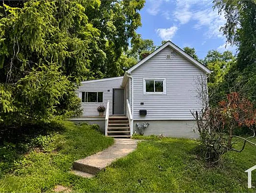 3 bed, 887 sqft, $2,069 — Photo 1