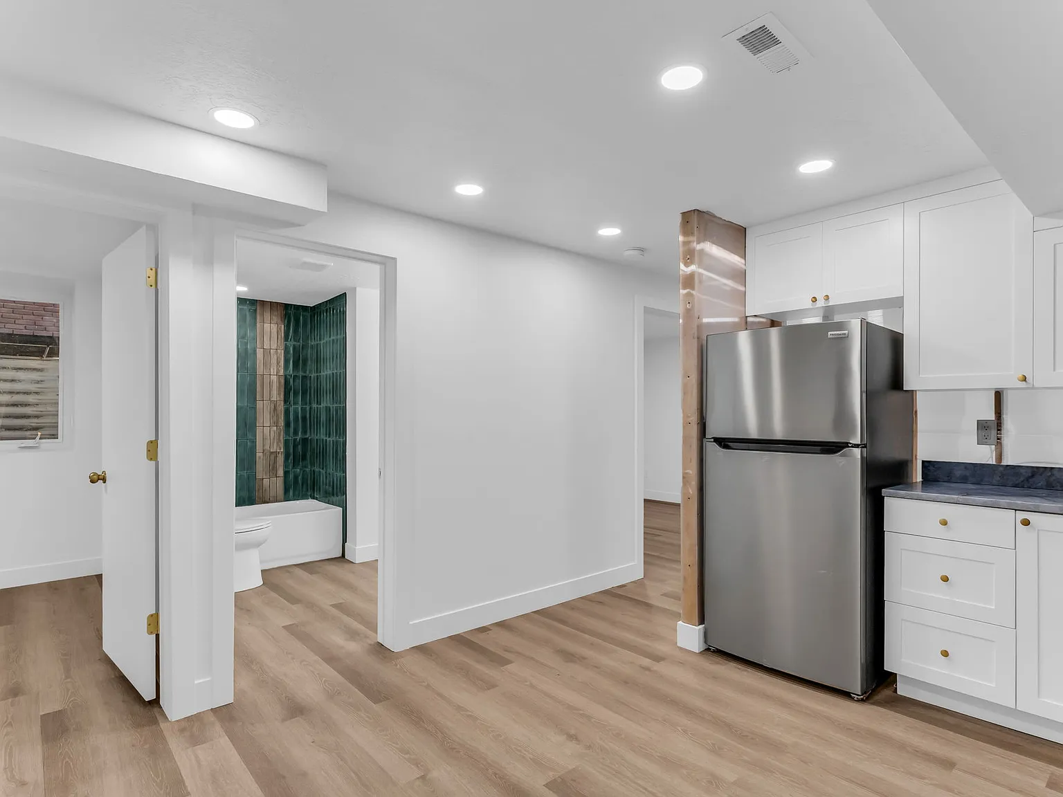 3 bed, 900 sqft, $1,900 — Photo 3