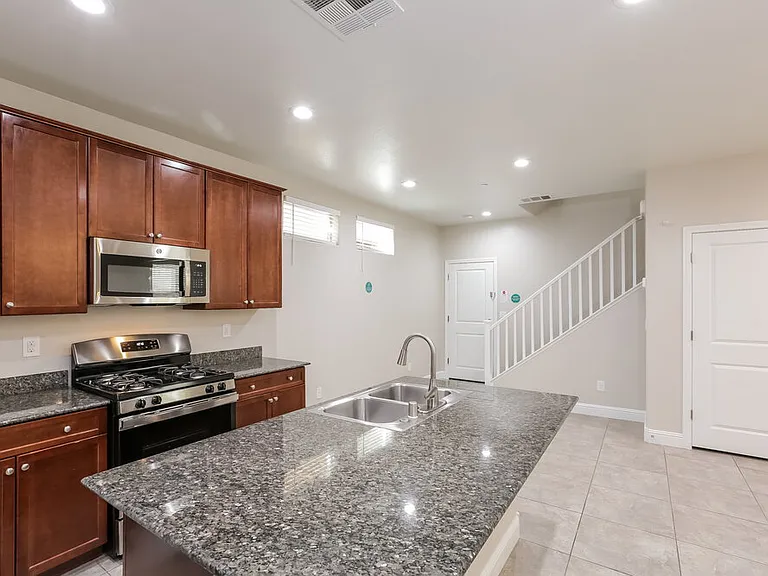 10115 Mayflower Bay Ave — Photo 6