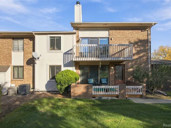 6646 Maple Lakes Dr, West Bloomfield, MI 48322