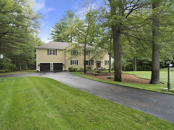 3rd image of 17 Carriage House Dr
