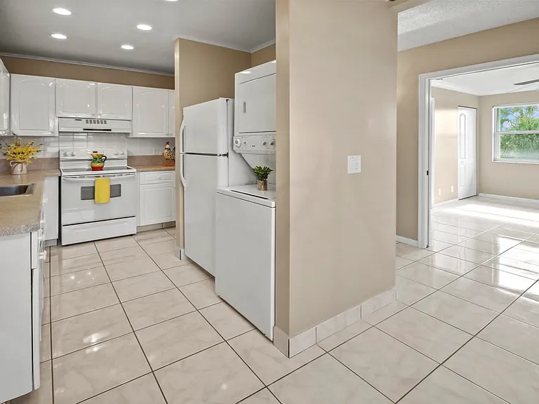 1421 NW 20th Ave #204 — Photo 2