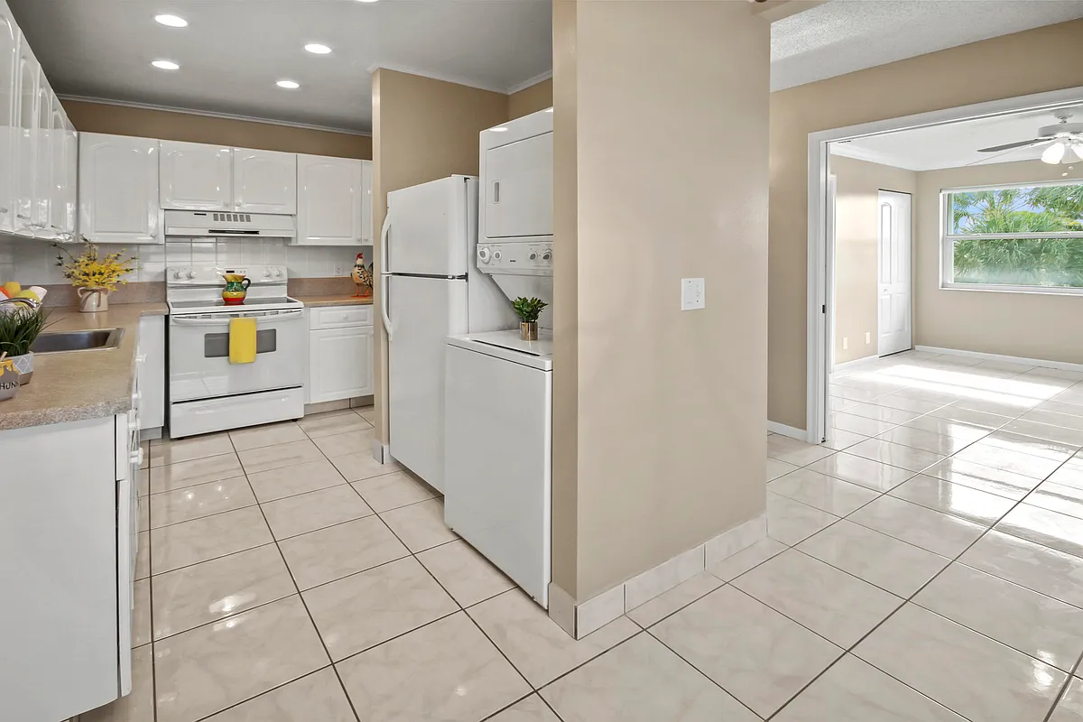 Building Photo - 1421 NW 20th Ave #204