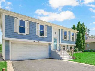 425 Norman Ln, Roselle, IL 60172