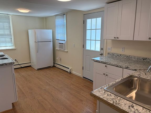 3rd image of 478 Middle St