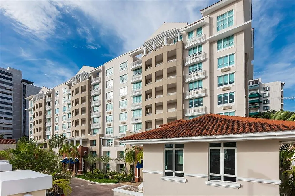 3 bed, 2.5 bath, 2349 sqft, $5,000 — Photo 1