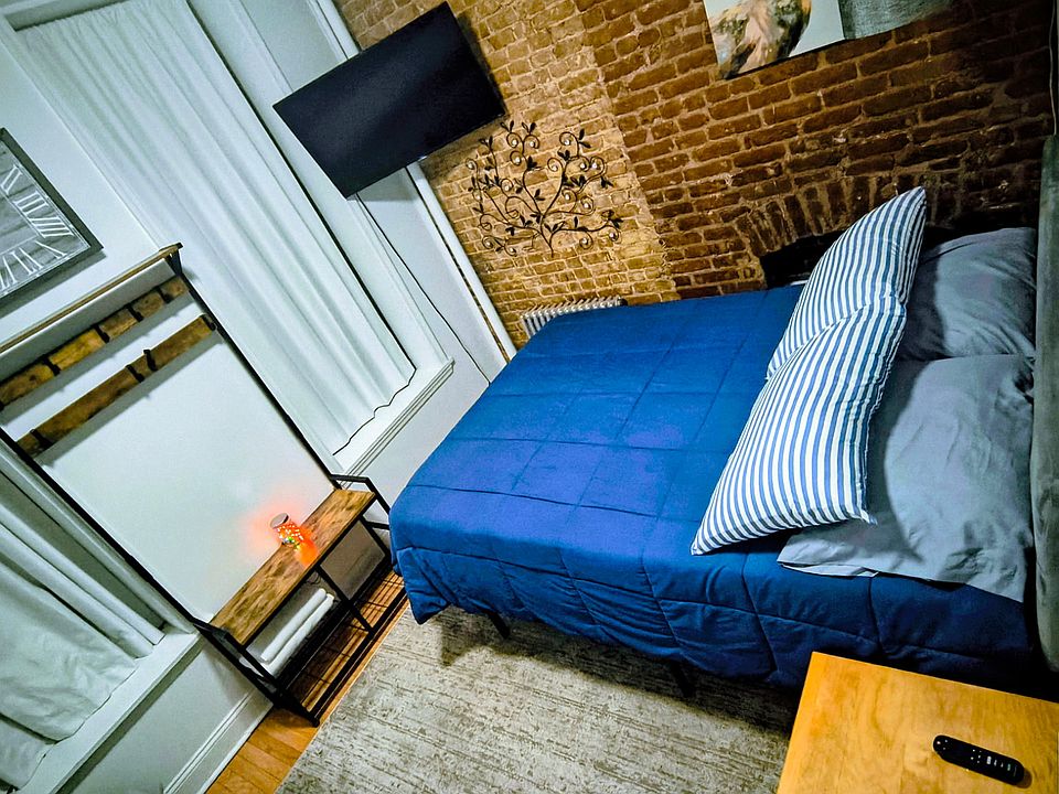 1st image of 537 W 49th St #4
