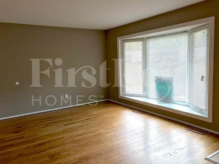 910 Claver Ln — Photo 4