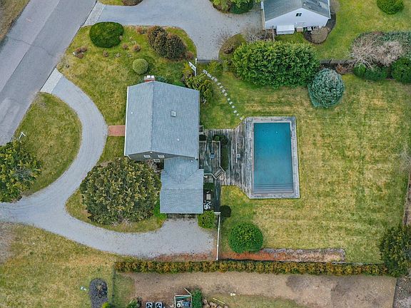 3rd image of 211 Somerset Ave