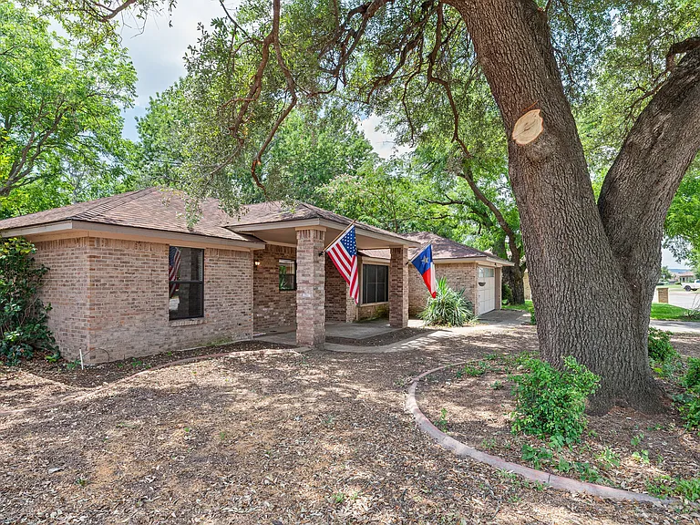 1017 Meadowlark Ln — Photo 2