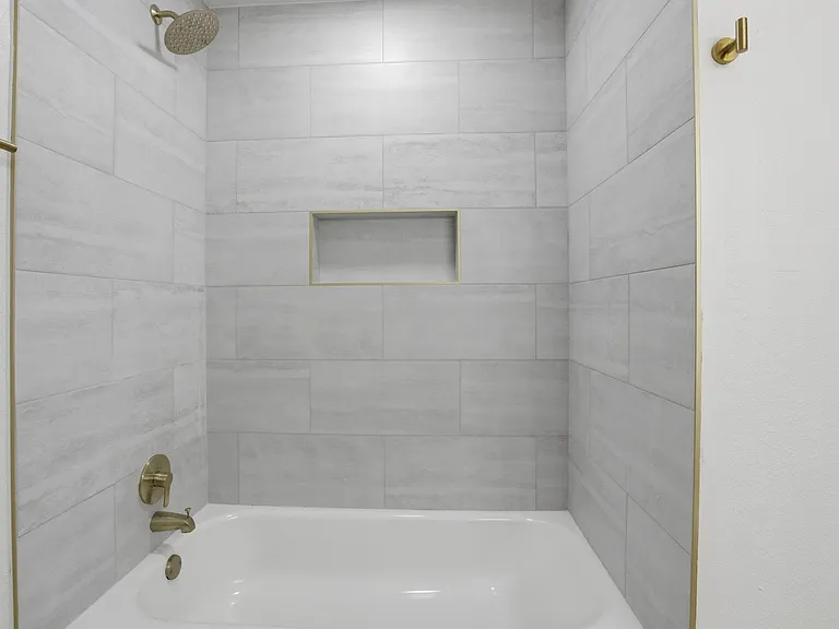 1525 NE 8th St — Photo 15