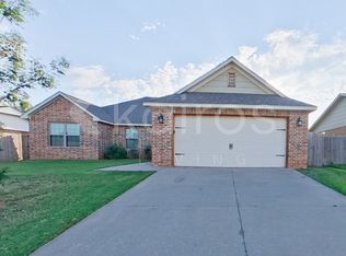 658 SW 11th St, Moore, OK 73160