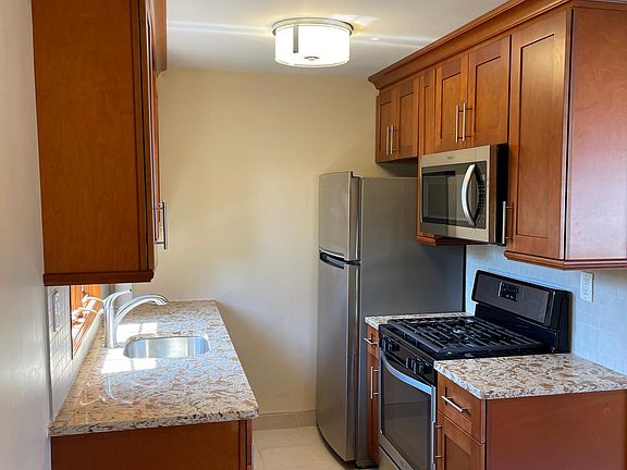 3rd image of 230 Downes Ave
