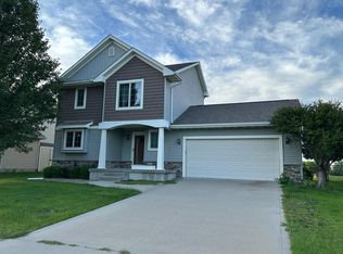 8665 Stoneberry Dr, West Des Moines, IA 50266