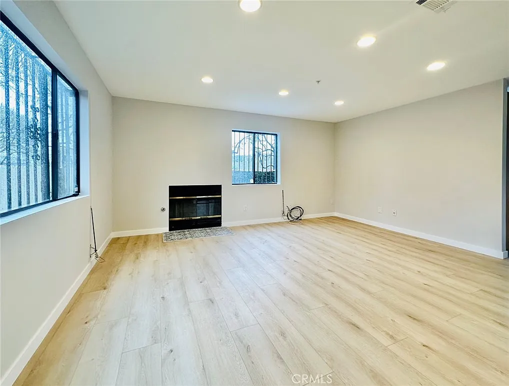 3 bed, 2.5 bath, 1275 sqft, $3,200 — Photo 2