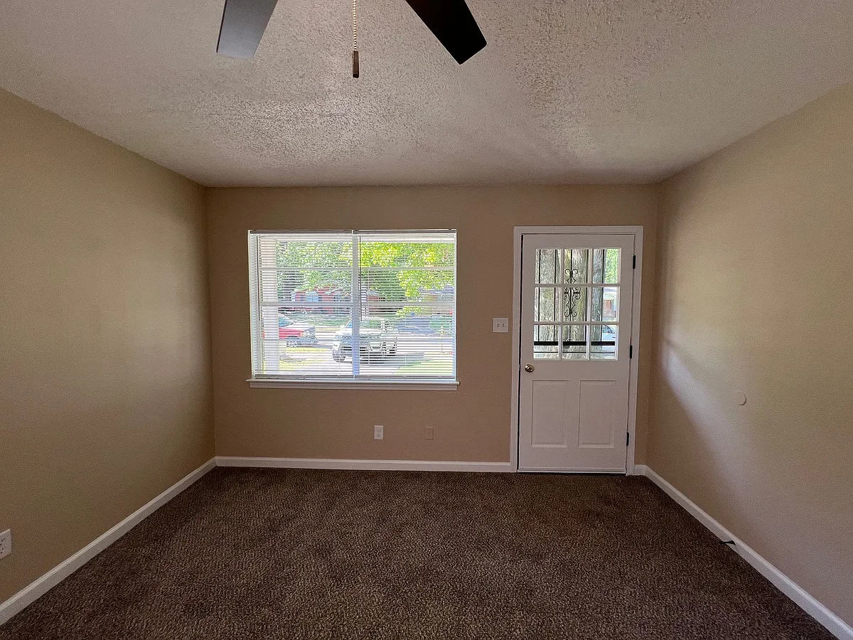 Building Photo - 3670 Royal Wood Dr