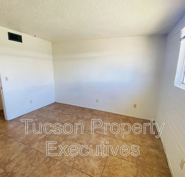 4239 E Lee St — Photo 13