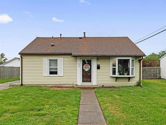 3rd image of 636 Greenbriar St
