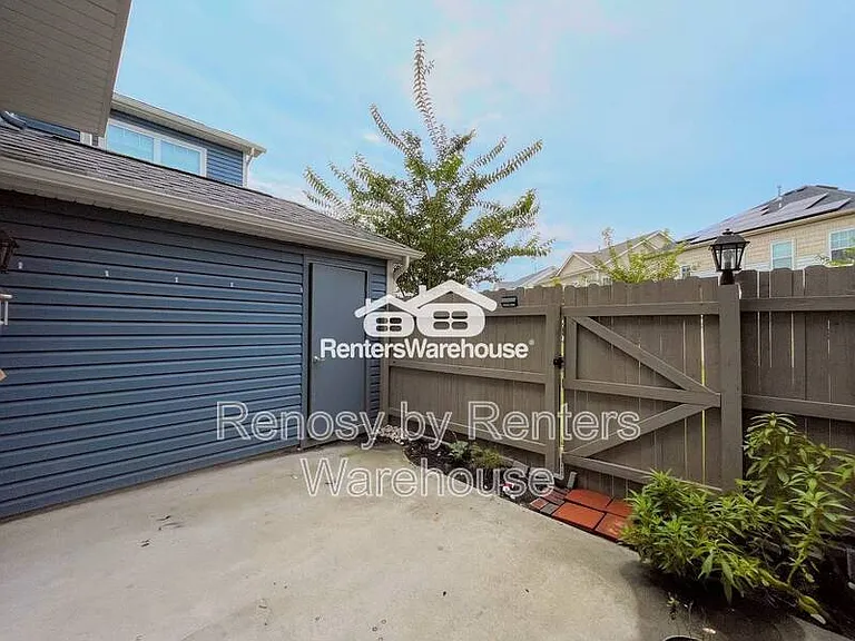 1713 Dresdon Ln — Photo 2