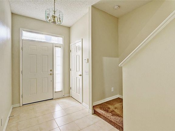 5th image of 586 Vallance Way NE
