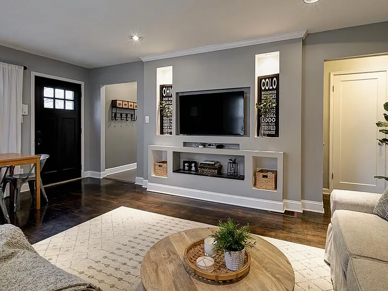 619 E Jeffrey Pl — Photo 2