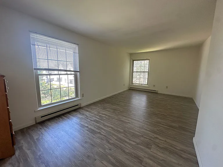 University Park Apartments near Cornell University — Photo 530