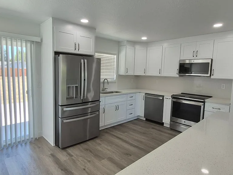 132 Hyannis Ct — Photo 5