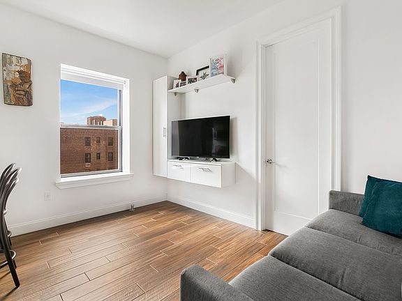 4th image of 309 E Houston St #6B
