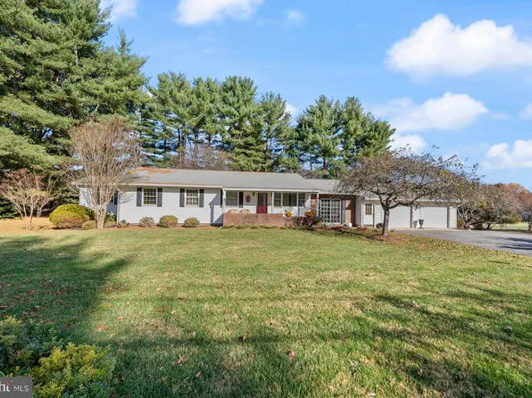 12612 Howard Lodge Dr, Sykesville, MD 21784