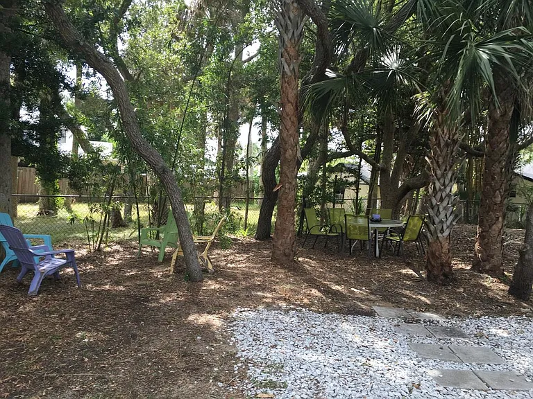 Step into a shady back yard fenced with palm trees, bamboo and oak trees to be in nature and 5 minute walk to the beach.