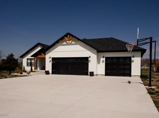 100 Pondview Dr, Marshfield, MO 65706