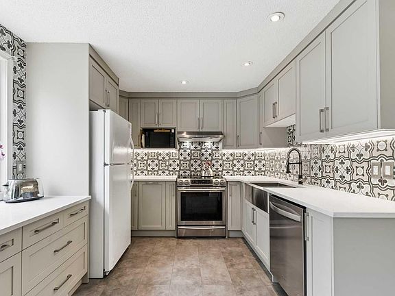 3rd image of 152 Erin Dale Cres SE